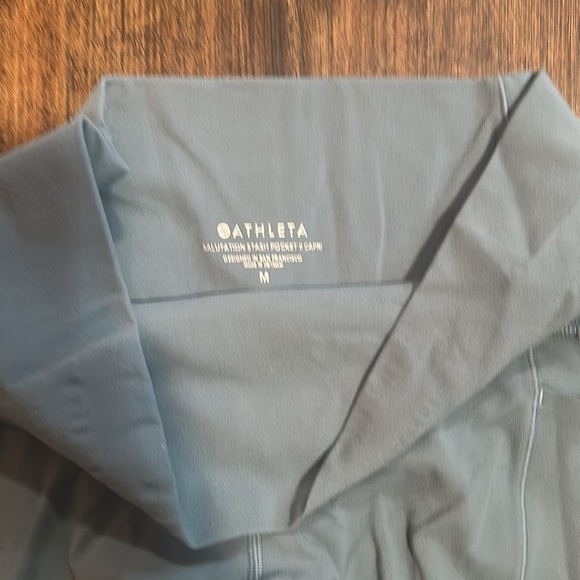 Athleta salutation stash pocket II Capri - Picture 3 of 3